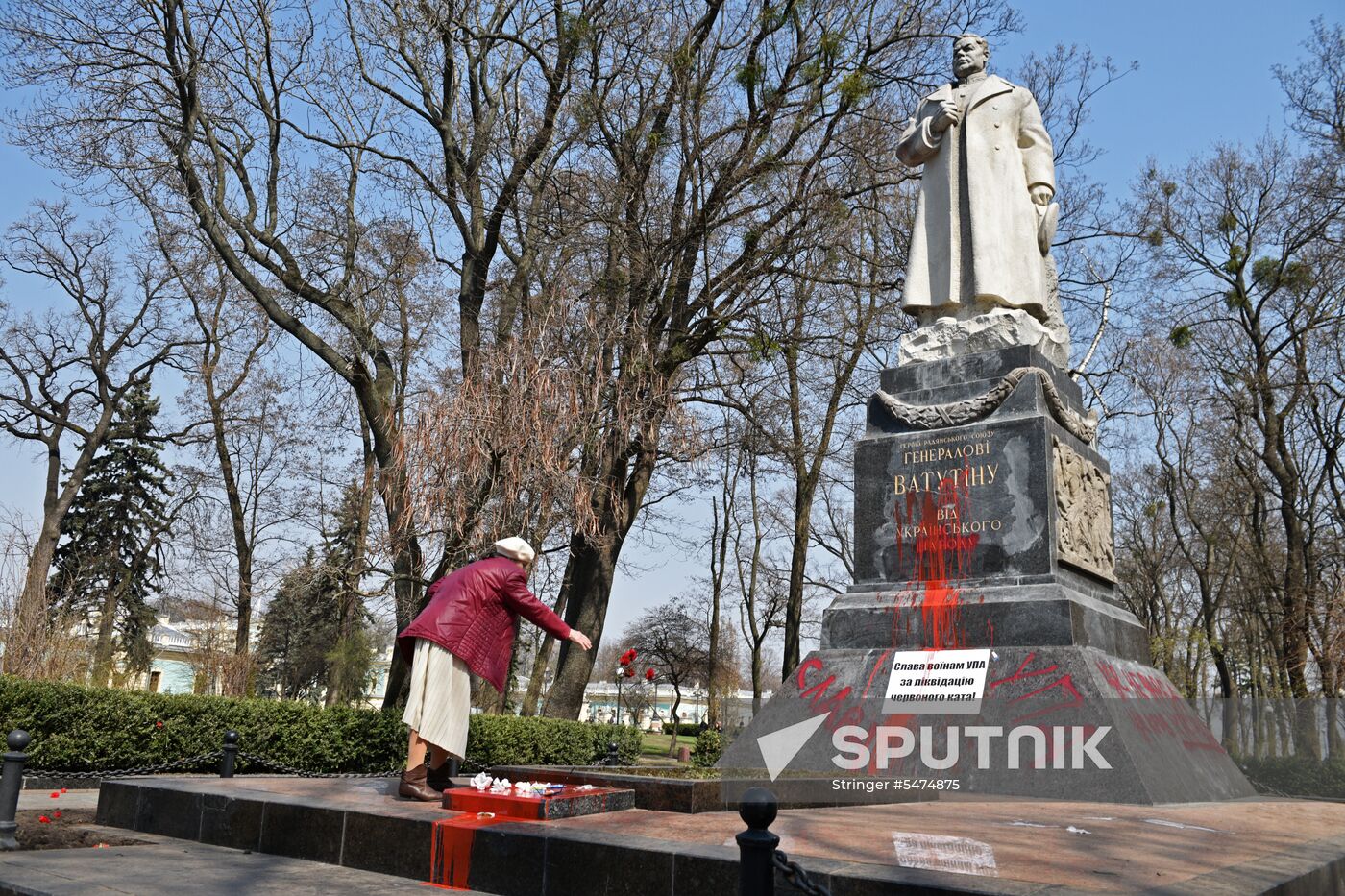 Nationalists from S14 vandalize General Nikolai Vatutin monument in Kiev