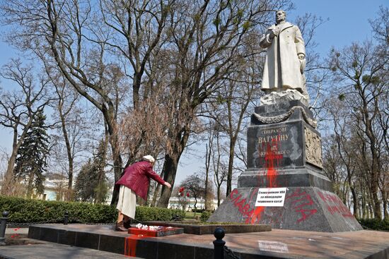 Nationalists from S14 vandalize General Nikolai Vatutin monument in Kiev