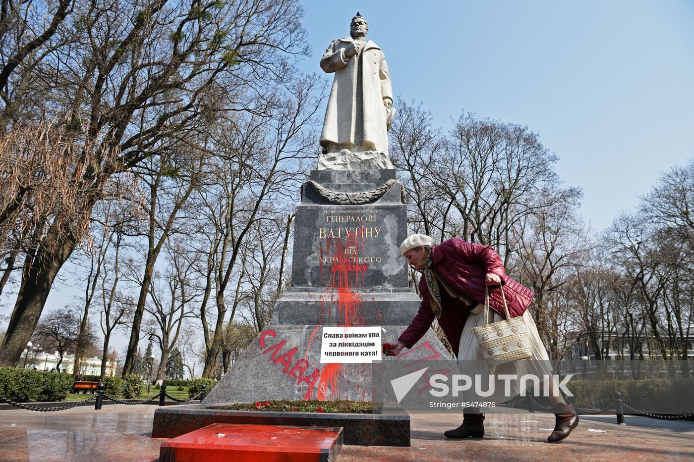 Nationalists from S14 vandalize General Nikolai Vatutin monument in Kiev