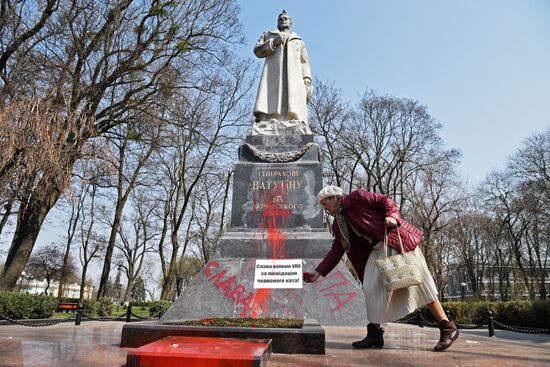 Nationalists from S14 vandalize General Nikolai Vatutin monument in Kiev