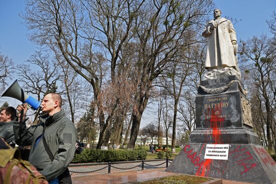 Nationalists from S14 vandalize General Nikolai Vatutin monument in Kiev