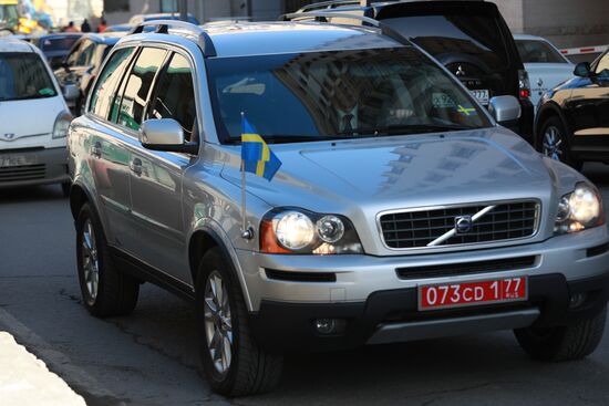 Foreign diplomats arrive at UK Embassy