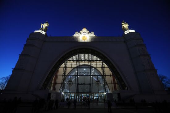 Show on history of exploring universe on facade of Space Pavilion