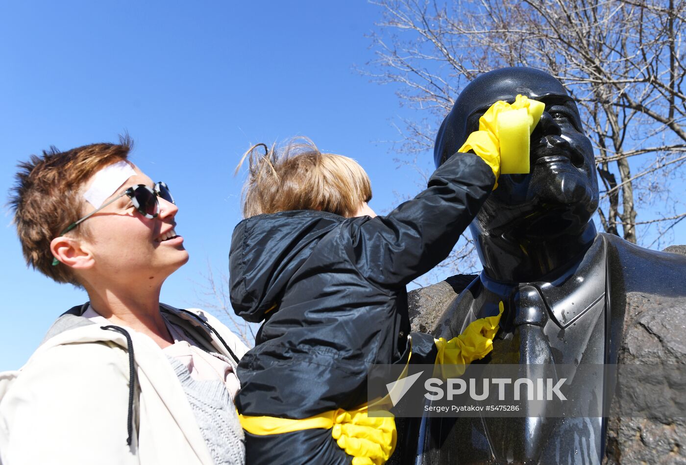 Volunteer clean-up day in Moscow