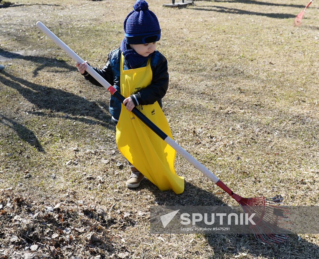 Volunteer clean-up day in Moscow