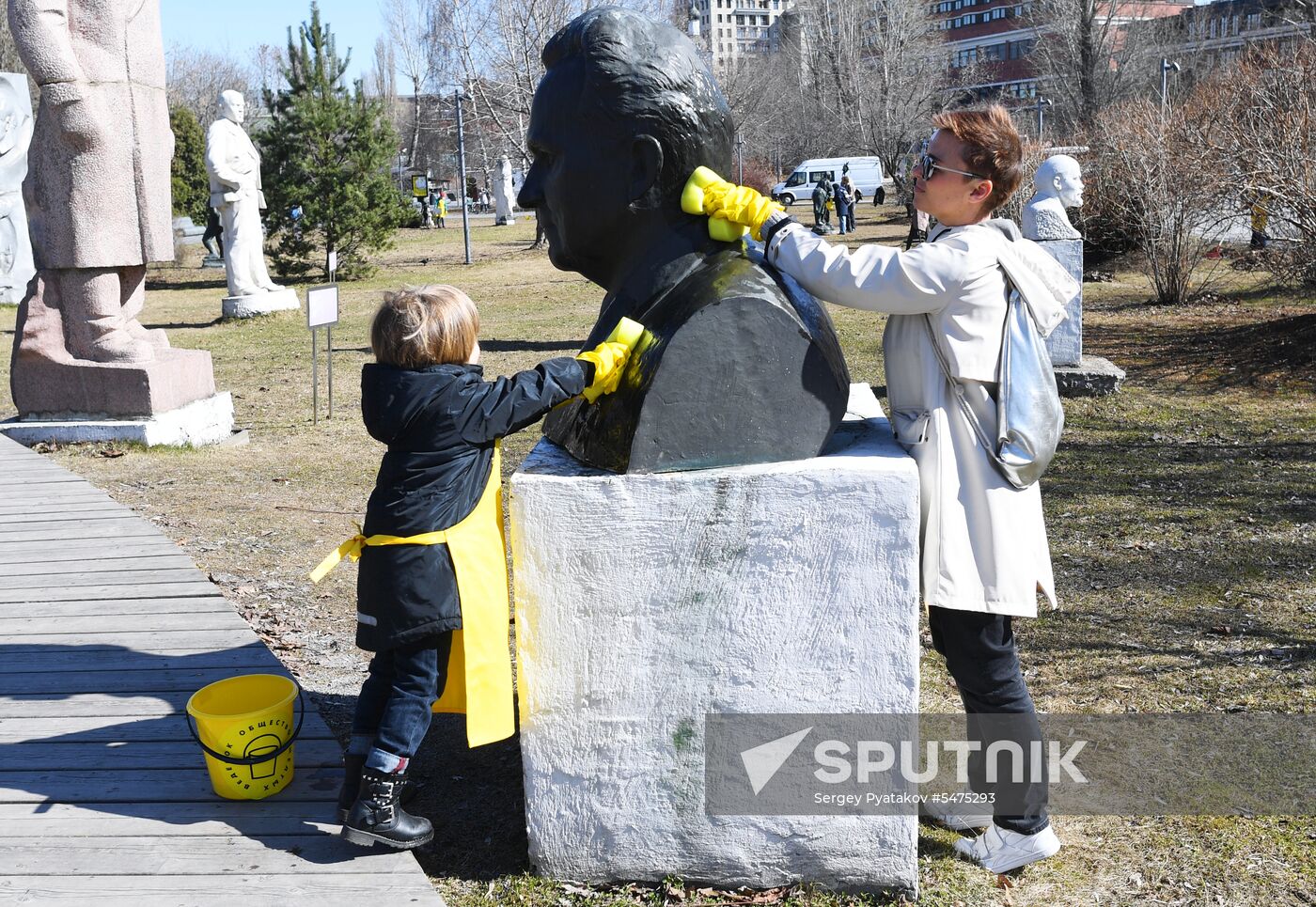 Volunteer clean-up day in Moscow