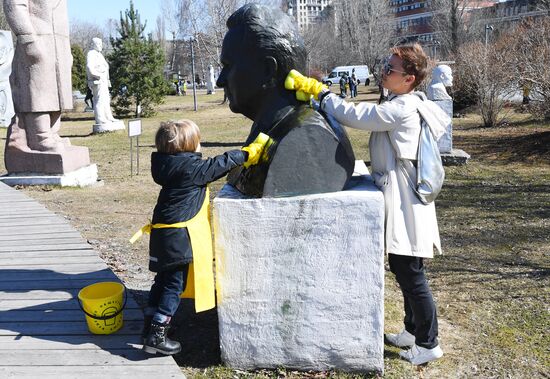 Volunteer clean-up day in Moscow