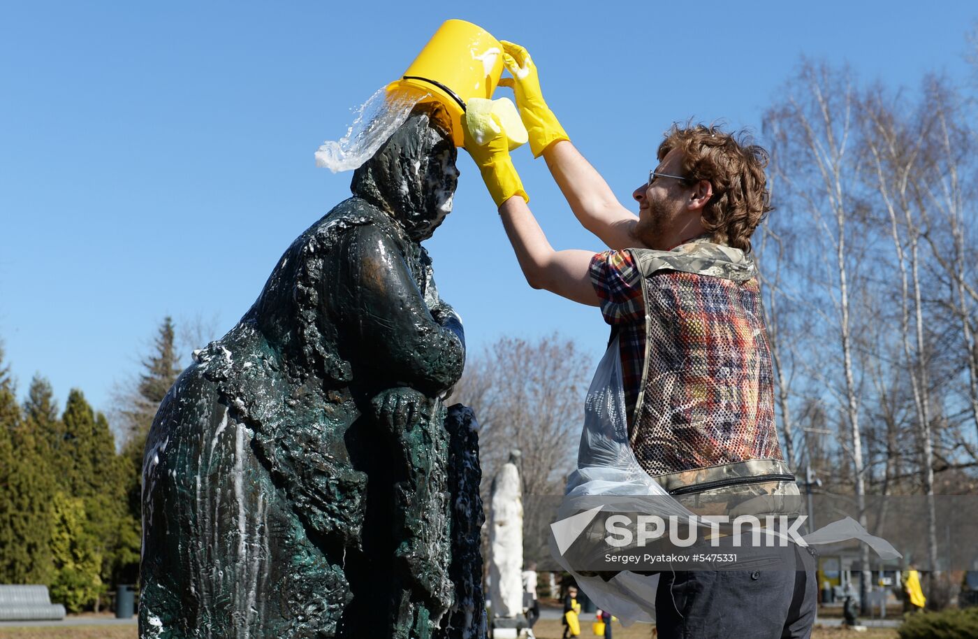 Volunteer clean-up day in Moscow