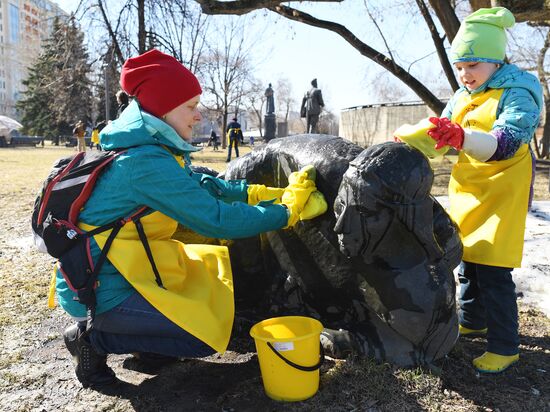 Volunteer clean-up day in Moscow