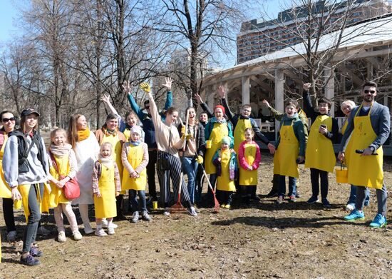 Volunteer clean-up day in Moscow
