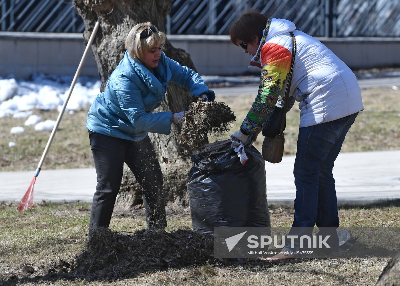 Volunteer clean-up day in Moscow