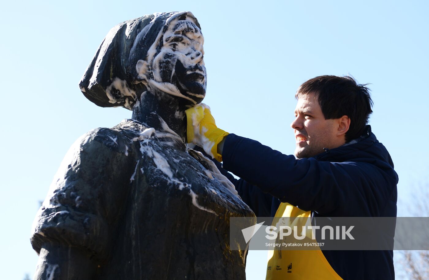 Volunteer clean-up day in Moscow