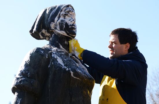 Volunteer clean-up day in Moscow