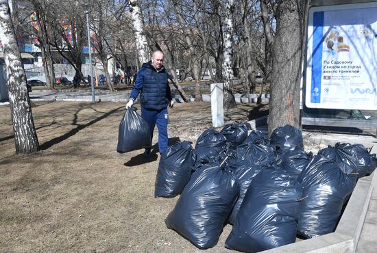 Volunteer clean-up day in Moscow