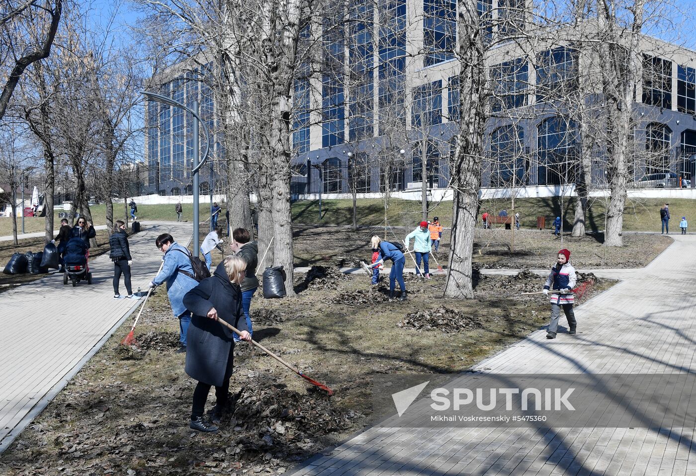 Volunteer clean-up day in Moscow