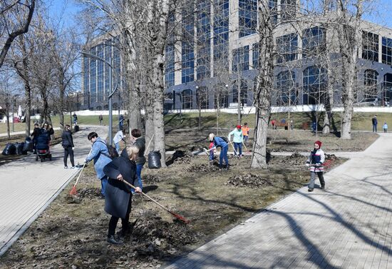 Volunteer clean-up day in Moscow