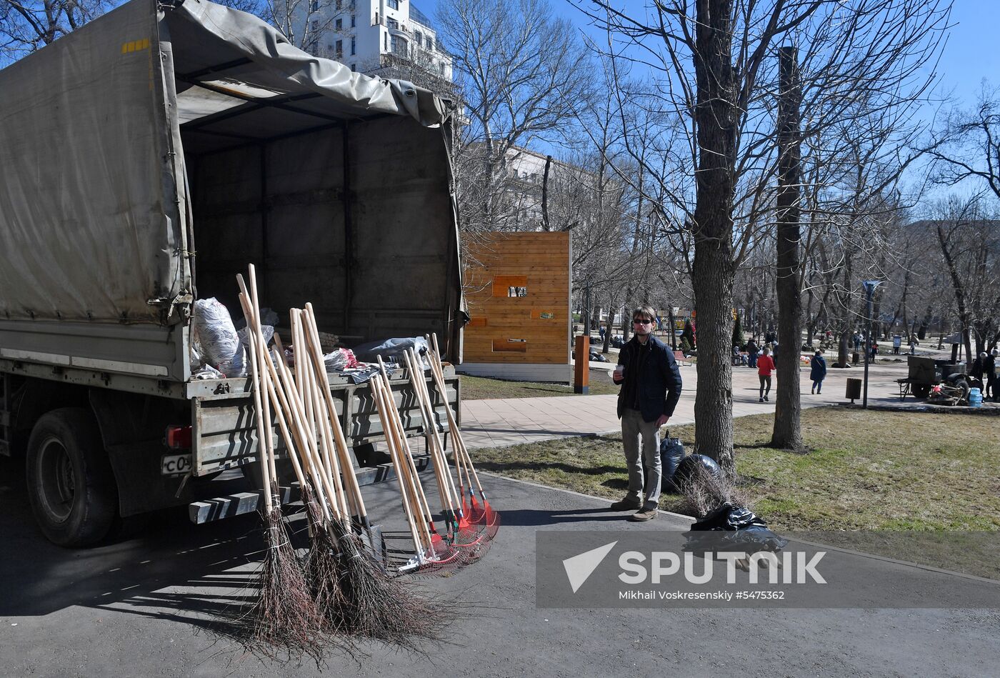 Volunteer clean-up day in Moscow