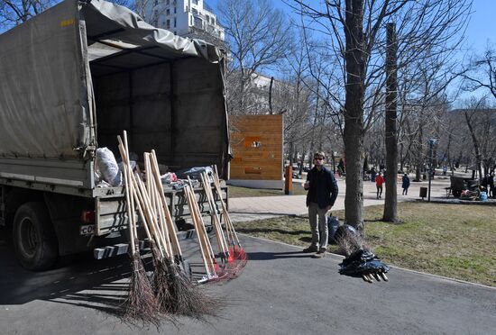 Volunteer clean-up day in Moscow