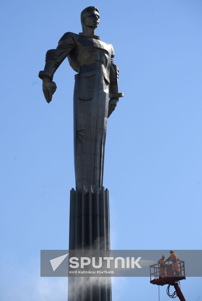 Gagarin monument is cleaned in Moscow