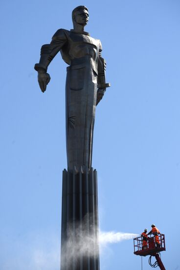 Gagarin monument is cleaned in Moscow