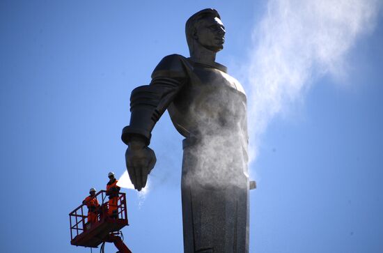 Gagarin monument is cleaned in Moscow