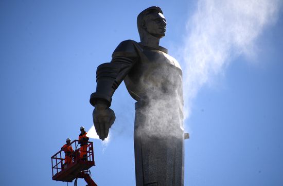 Gagarin monument is cleaned in Moscow