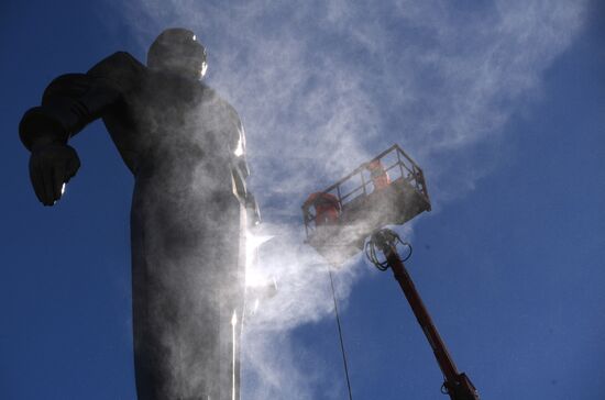 Gagarin monument is cleaned in Moscow