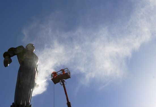 Gagarin monument is cleaned in Moscow