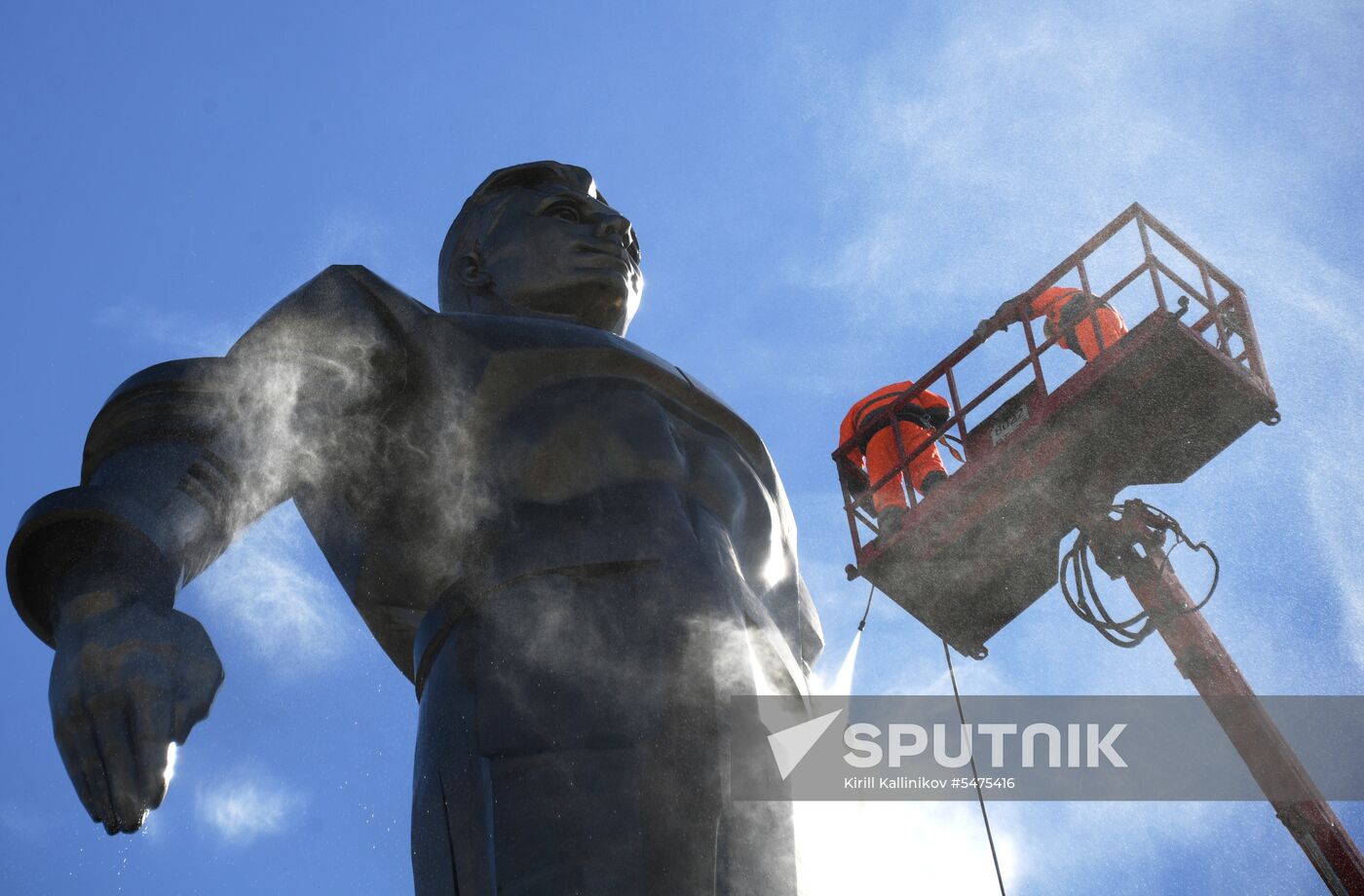 Gagarin monument is cleaned in Moscow