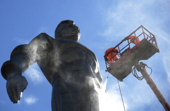 Gagarin monument is cleaned in Moscow