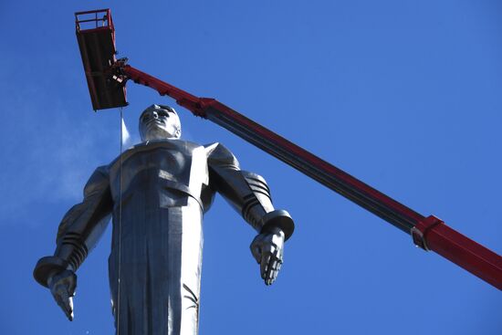Gagarin monument is cleaned in Moscow