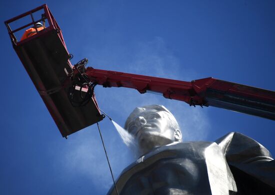 Gagarin monument is cleaned in Moscow