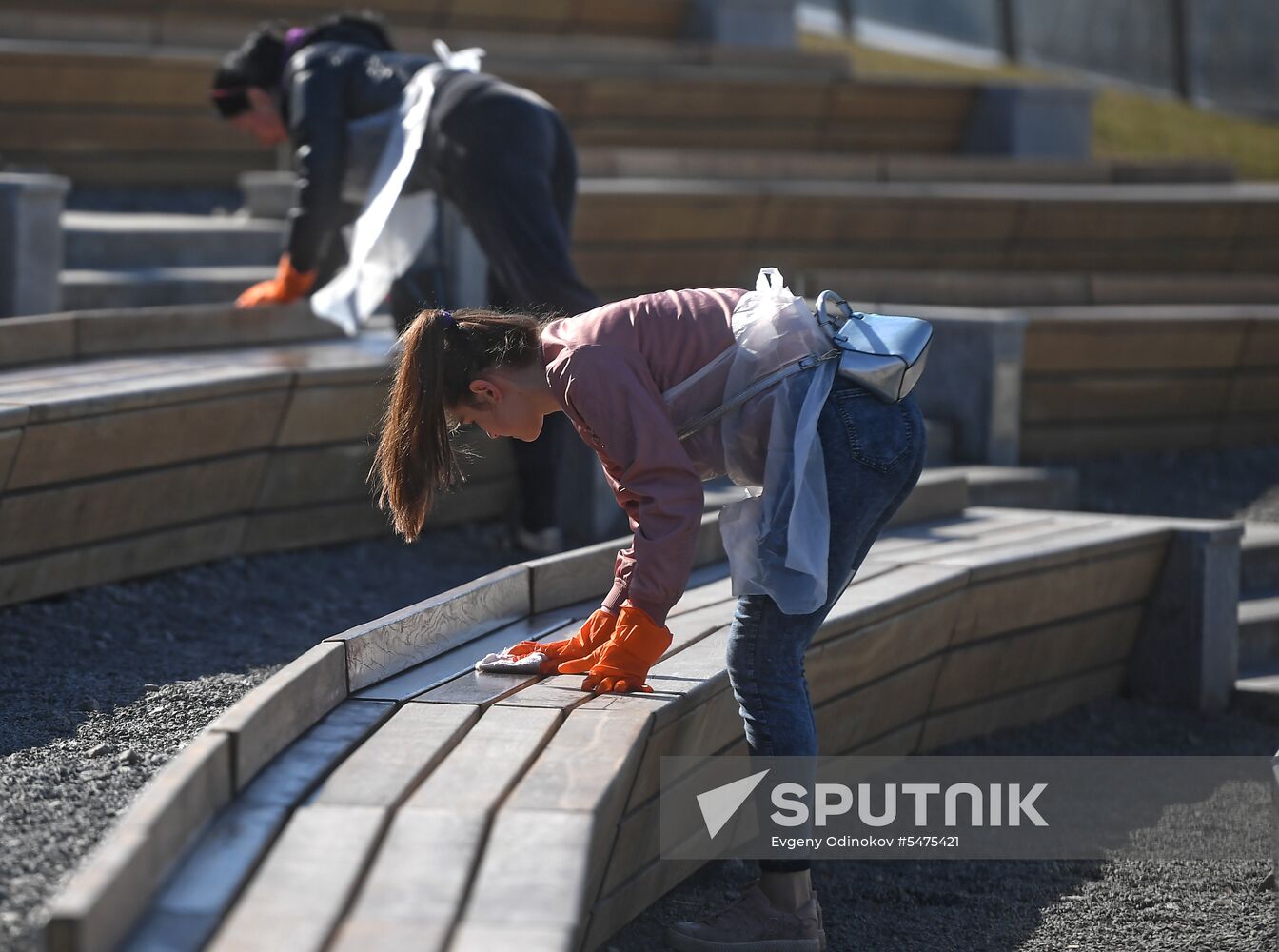 Volunteer clean-up day in Moscow