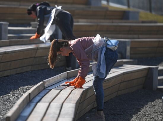 Volunteer clean-up day in Moscow