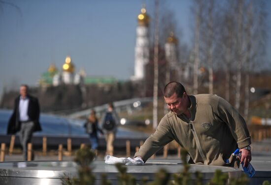 Volunteer clean-up day in Moscow