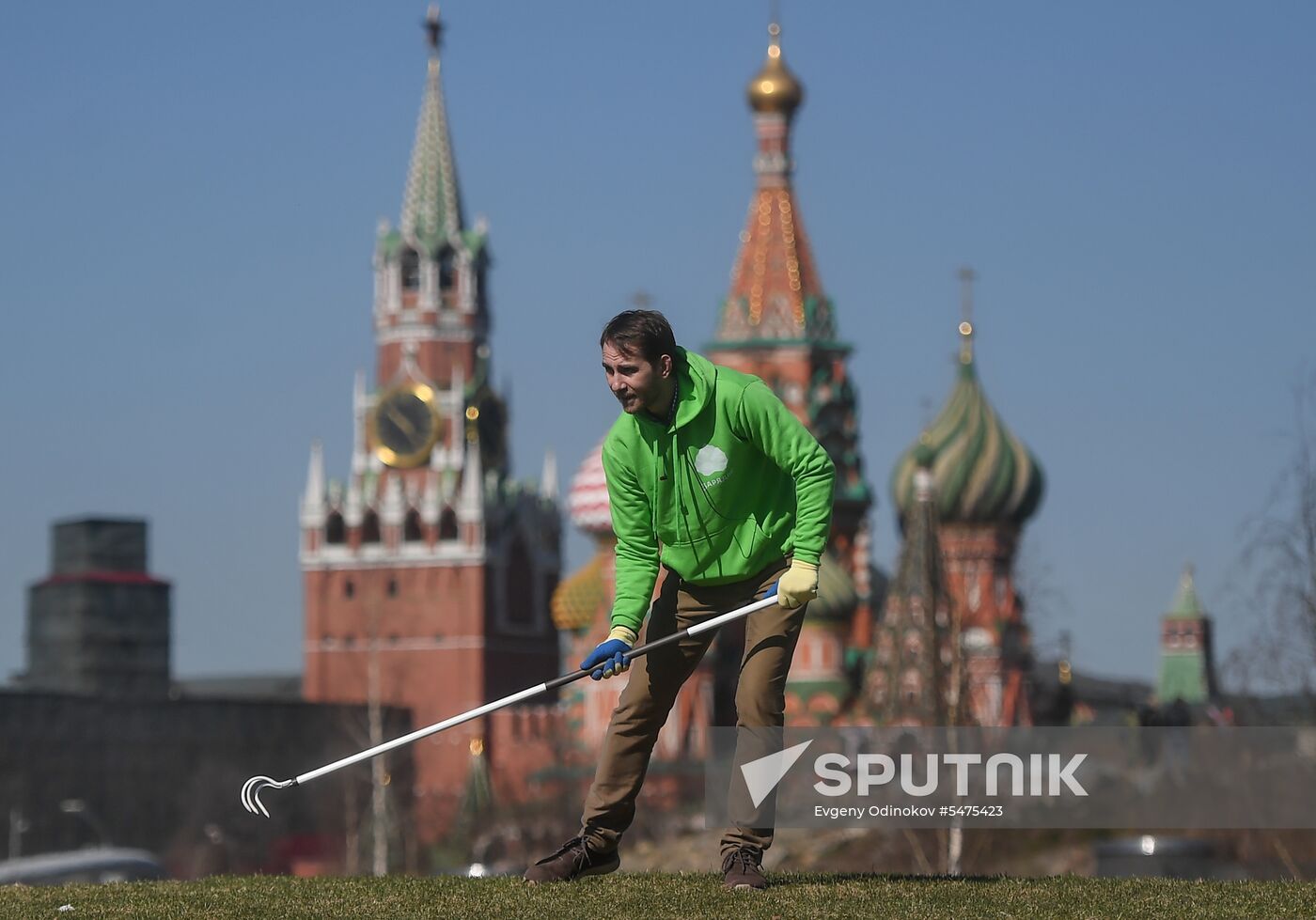 Volunteer clean-up day in Moscow