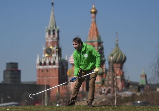 Volunteer clean-up day in Moscow