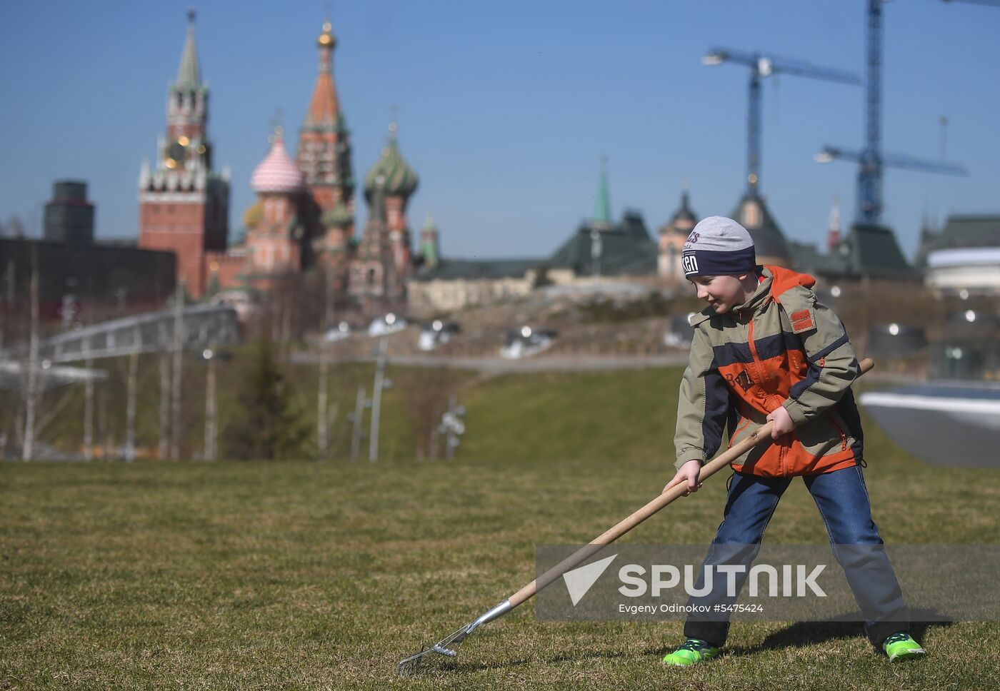 Volunteer clean-up day in Moscow