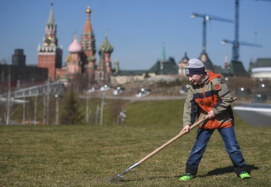 Volunteer clean-up day in Moscow
