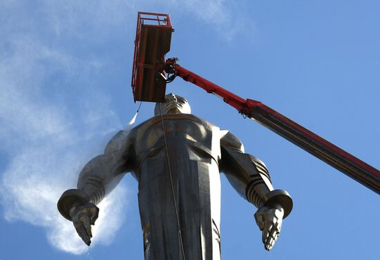 Gagarin monument is cleaned in Moscow