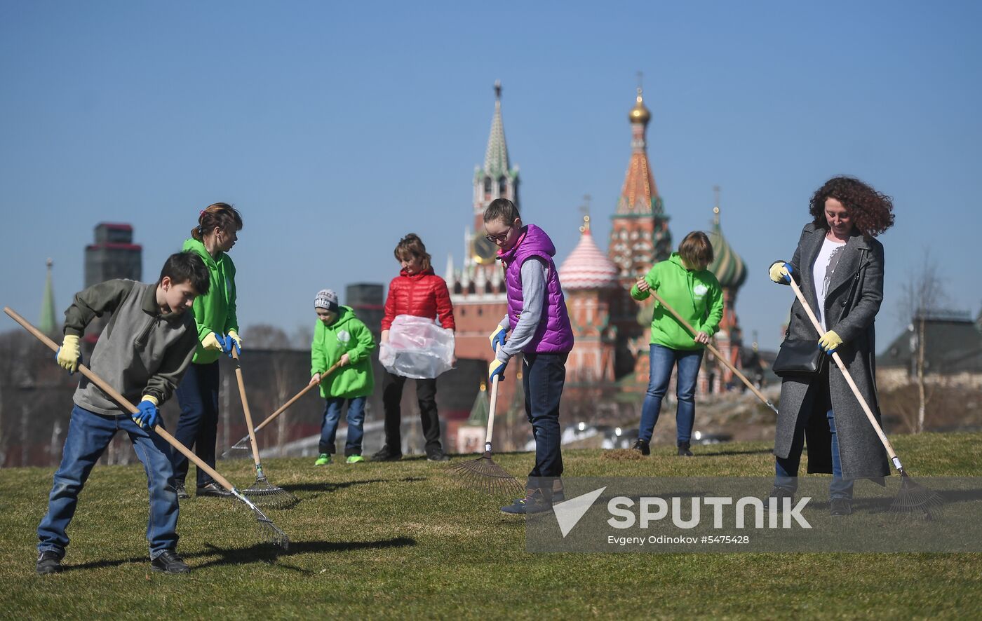 Volunteer clean-up day in Moscow