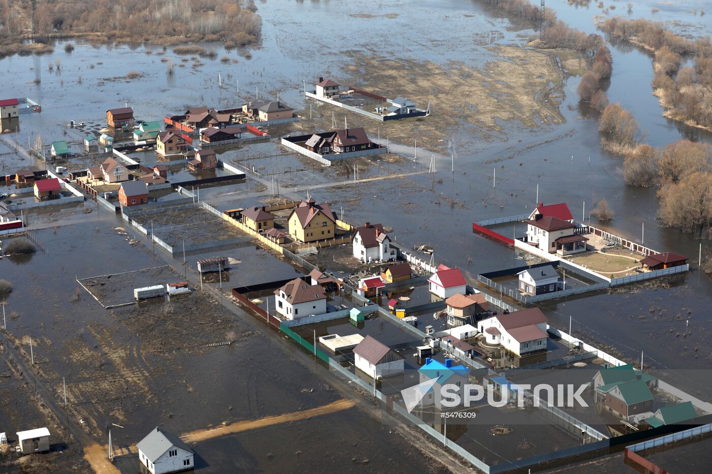 EMERCOM head Puchkov flies over flooded areas in Voronezh region