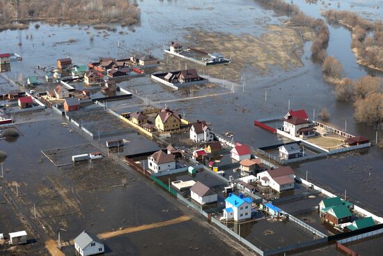 EMERCOM head Puchkov flies over flooded areas in Voronezh region
