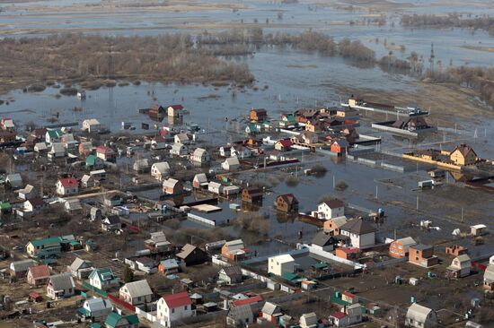 EMERCOM head Puchkov flies over flooded areas in Voronezh region