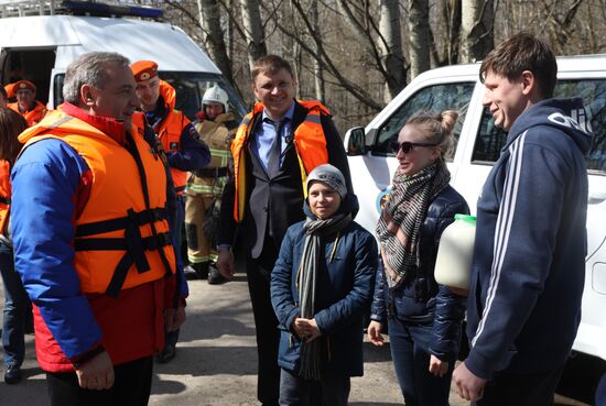 EMERCOM head Puchkov flies over flooded areas in Voronezh region