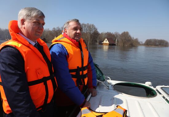 EMERCOM head Puchkov flies over flooded areas in Voronezh region