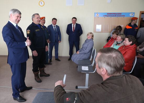 EMERCOM head Puchkov flies over flooded areas in Voronezh region