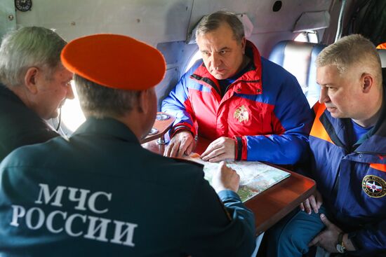 EMERCOM head Puchkov flies over flooded areas in Voronezh region