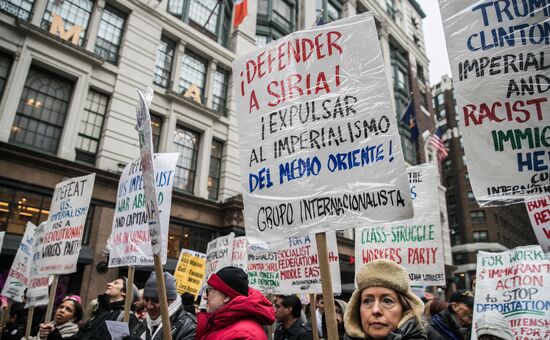 Protest in US against strikes on Syria