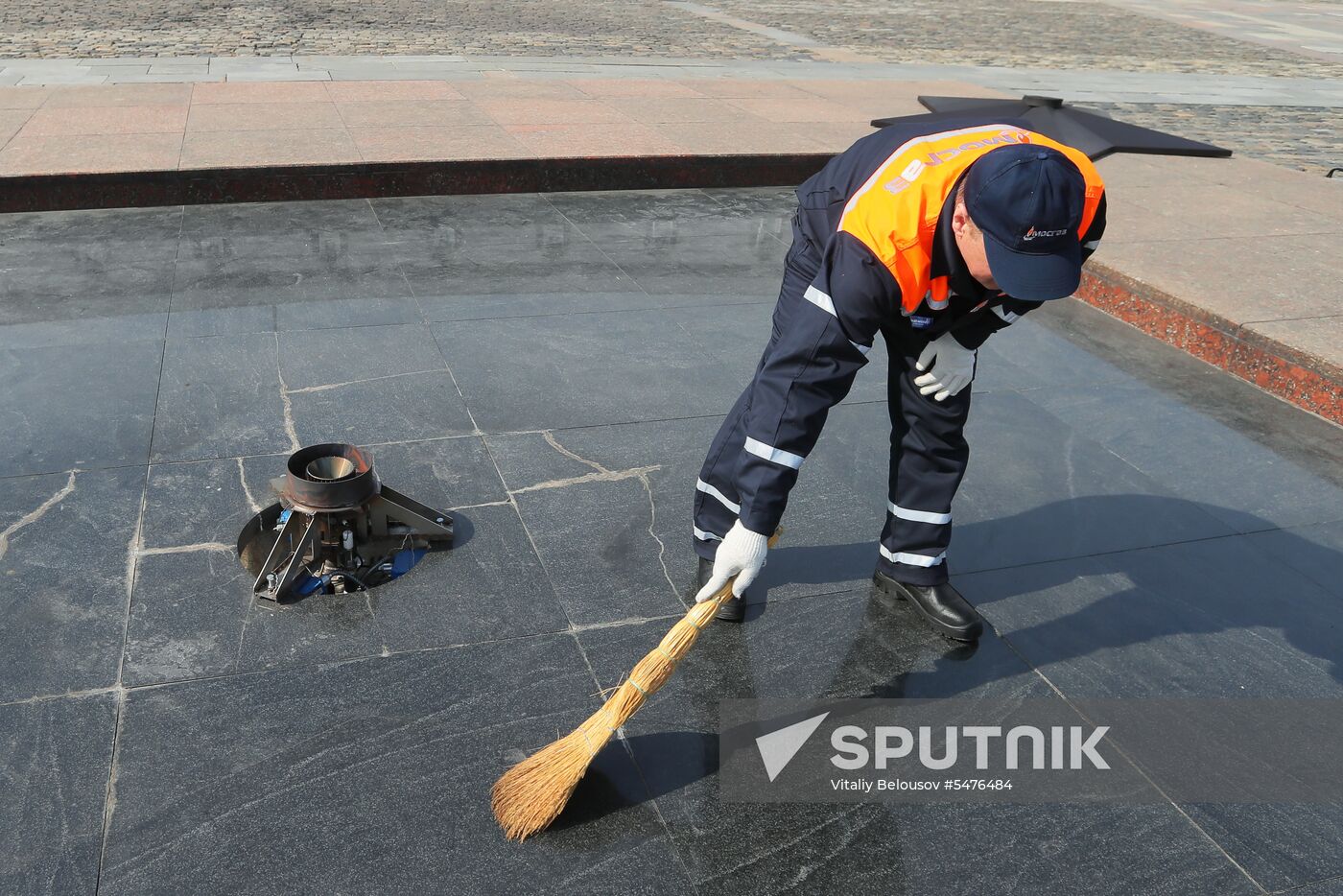 Maintenance work on Eternal Flame on Poklonnaya Hill